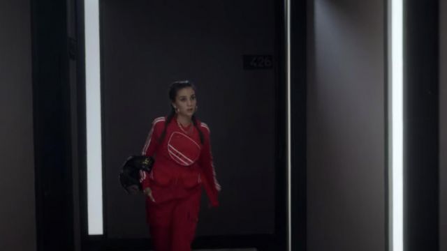 The Adidas bag red tactical Rebeka Parrilla (Claudia Salas) in the series Elite (Season 4 Episode 4)