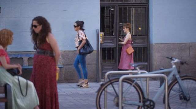 Camel sac porté par Valeria (Diana Gómez) dans Valeria série TV (S01E02)