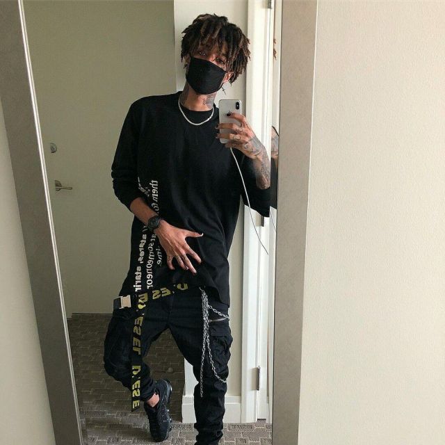 The black t-shirt worn by Scarlxrd on the account Instagram of @vincess ...