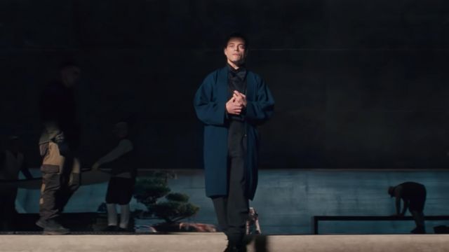 Manteau kimono bleu marine porté par Lyutsifer Safin (Rami Malek) comme on le voit dans le film Pas le Temps de Mourir
