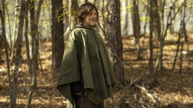 Poncho verde oliva del vestuario y la ropa de Daryl Dixon (Norman Reedus) en la serie de televisión The Walking Dead (S10E18)