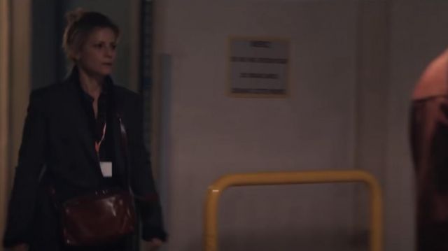 Le sac à main marron de Julie Bataille (Marina Foïs) dans le film La fracture