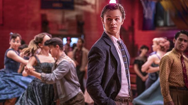 Corbata a rayas usada por Tony (Ansel Elgort) como se ve en West Side Story