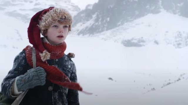 Bonnet de fourrure porté par Nikolas (Henry Lawfull) comme on le voit dans A Boy Called Christmas