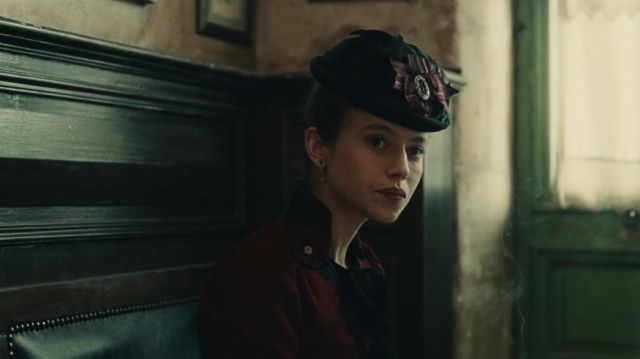 Le chapeau avec un nœud porté par Eugénie (Lou de Laâge) dans le film Le Bal des folles