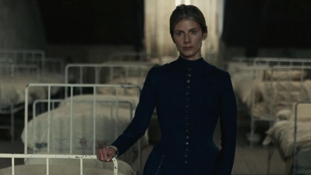 La robe bleue portée par Geneviève (Mélanie Laurent) dans le film Le Bal des folles