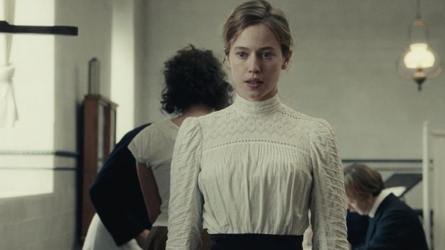 La chemise blanche brodée portée par Eugénie (Lou de Laâge) dans le film Le Bal des folles