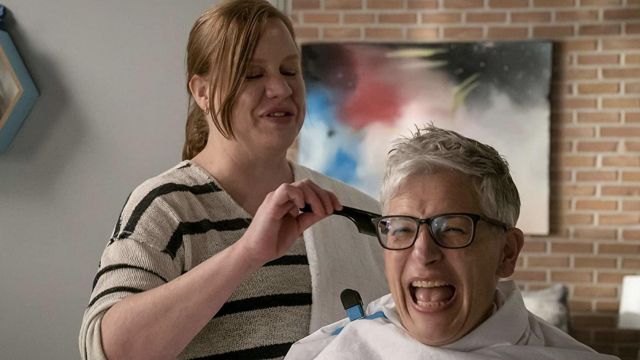 Suéter blanco a rayas usado por Campbell (Celeste Pechous) como se ve en Work in Progress (S02E06)