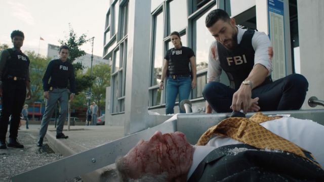 Montre en or portée par l&#39;Agent Spécial Omar Adom &#39;OA&#39; Zidan (Zeeko Zaki) comme on le voit dans les tenues du FBI (Saison 4 Épisode 1)