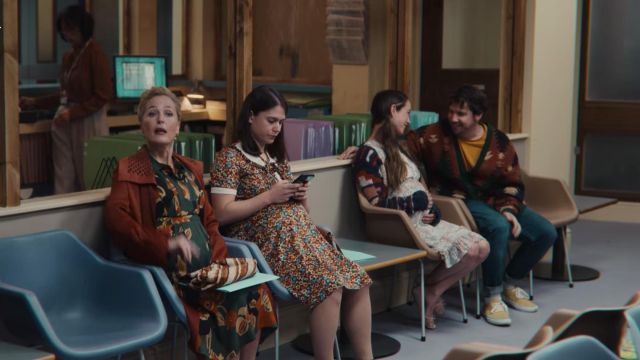La robe à fleurs marron portée par une figurante dans la série Sex Education (Saison 3 Episode 5)