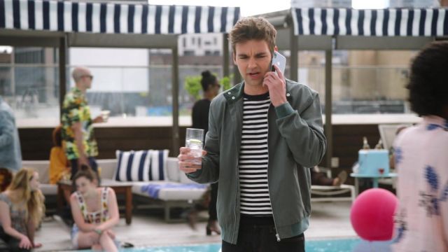 Zip blouson porté par Cary Dubek (Drew Tarver) comme on le voit dans Les Deux Autres Tenues (Saison 2 Épisode 5)