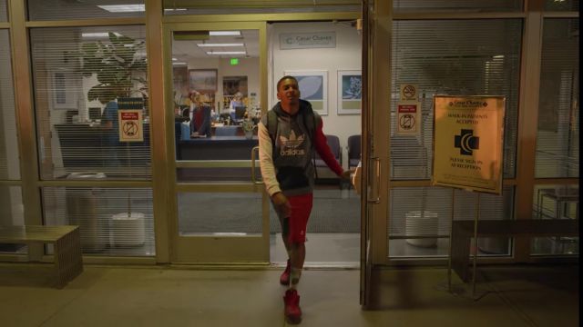 L'ensemble sweatshirt et short Adidas rouge et gris porté par Jamal Turner (Brett Gray) dans la série On My Block (S04E09)