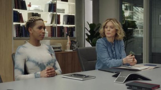Chemise à volants en jean portée par le Dr Nikki Alexander (Emilia Fox) comme on le voit dans la série télévisée Silent Witness (Saison 24, Épisode 9)