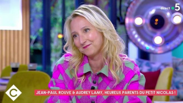 La surchemise en laine portée par Audrey Lamy dans l'émission C à Vous du 18 octobre 2021