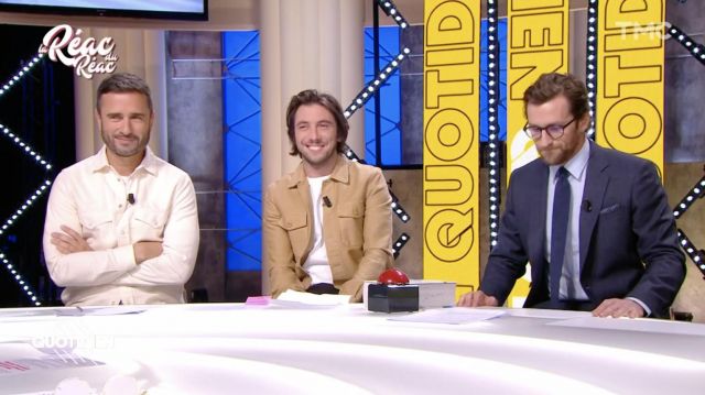 The beige overshirt worn by Étienne Carbonnier in the Daily show of October 19, 2021