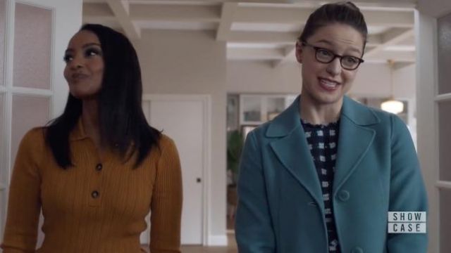 Manteau bleu porté par Kara Danvers (Melissa Benoist) dans Supergirl séries TV tenues (S06E15)