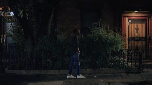 Baskets blanches portées par Marcus Watkins (William Jackson Harper) comme on le voit dans Love Life séries télévisées tenues (S02E04)