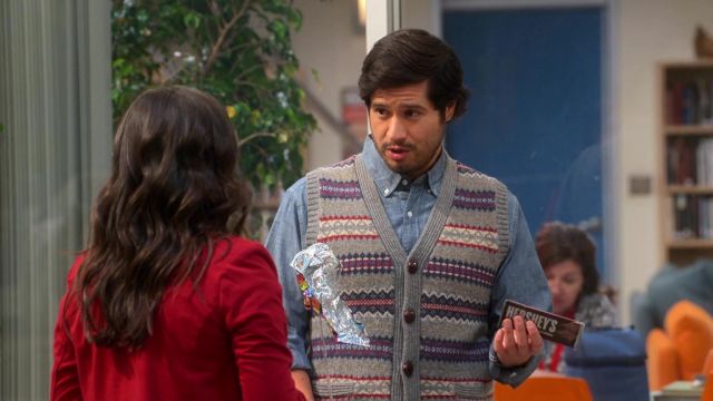 Sleeveless Grey printed cardigan worn by Elliot Olsen (Jorge Diaz) as seen in Head of the Class (S01E07)