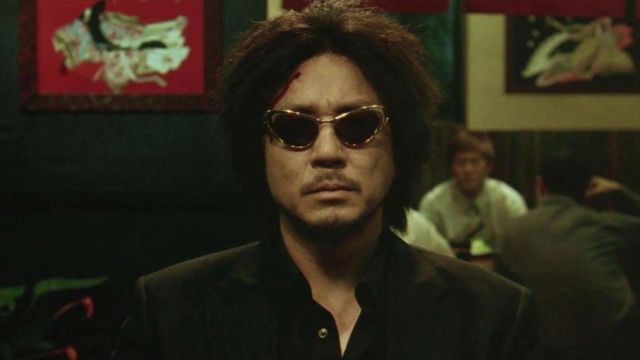 Las gafas de sol doradas usadas por Dae-su Oh (Choi Min-sik) en la película Old Boy