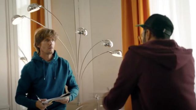 Le sweatshirt à capuche bleu porté par Cédric (Philippe Lacheau) dans le film Super-héros malgré lui