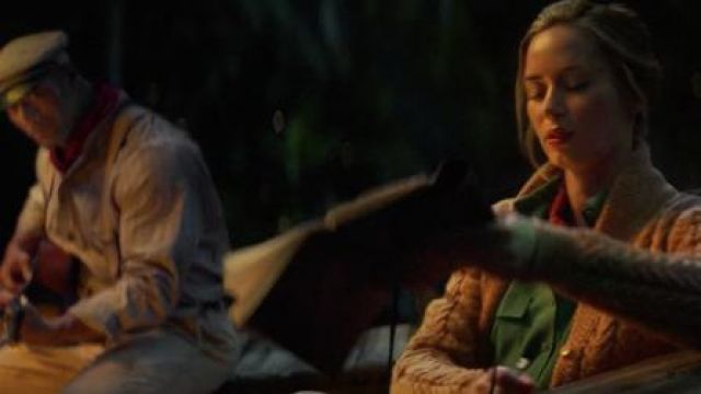 Pull torsadé cardigan porté par Lily Houghton (Emily Blunt) dans Jungle Cruise film tenues