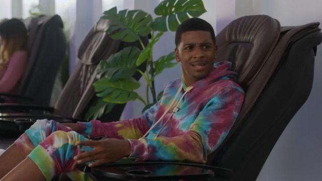 The set of pants and sweatshirt multicolored worn by Jamal Turner (Brett Gray) in the series On My Block