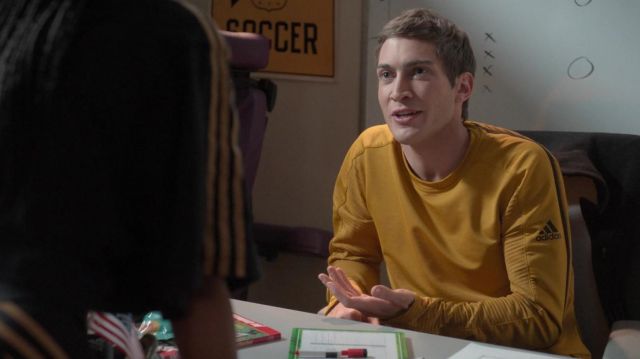 Adidas Jaune à manches longues porté par Dalton (James Morosini) comme on le voit dans La Vie Sexuelle des Filles du Collège des tenues de la série TV (Saison 1 Épisode 1)