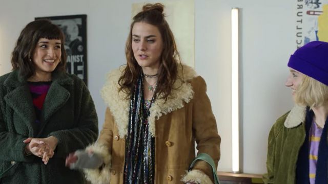 The suede and fur coat worn by Daniele (Isabelle Candelier) in Christmas Flow (S01E03)