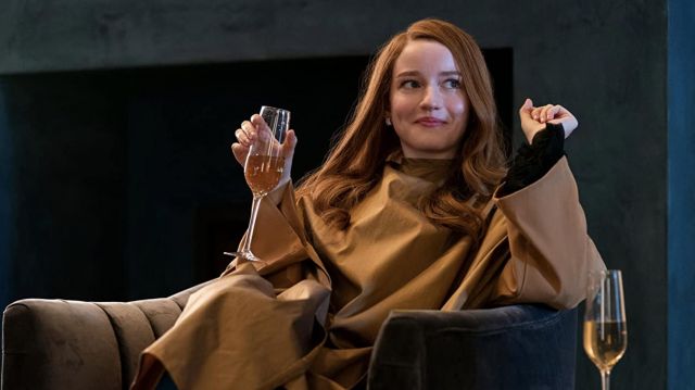 Camisole Chemisier Veste portée par Anna Delvey (Julia Garner) comme on le voit dans l&#39;Inventation d&#39;Anna série TV garde-robe (Saison 1)