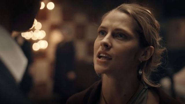Pendant / Dangling earrings of Diana Bishop (Teresa Palmer) in A Discovery of Witches (S01E04)
