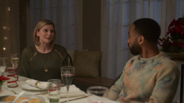 Green sweater worn by Lisa (Jennifer Robertson) as seen in Single All the Way movie