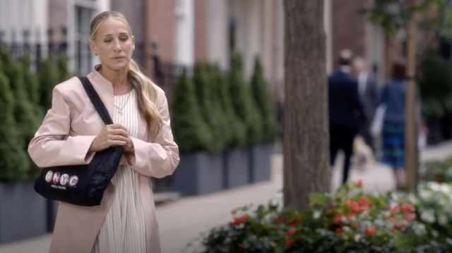 NYC sac fourre-tout noir porté par Carrie Bradshaw (Sarah Jessica Parker) comme on le voit dans Et Juste Comme Ça… (S01E02)