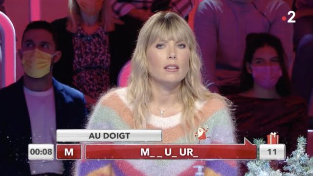 The multicolored sweater of Mélanie Page in the show Everyone has a say