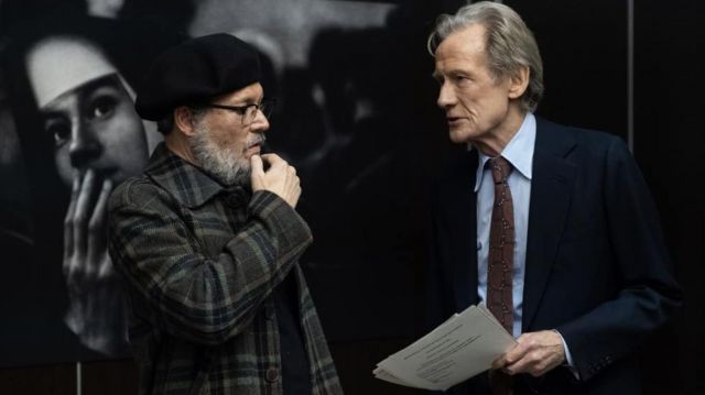 Imprimé Cravate porté par Robert Hayes (Bill Nighy) comme on le voit dans Minamata