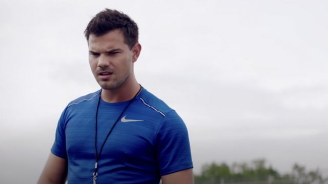 T-shirt Nike bleu porté par Troy Lambert (Taylor Lautner) comme on le voit dans le film Home Team
