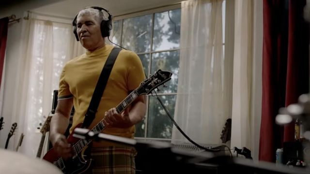 T-shirt jaune porté par Pat Smear comme on le voit dans Studio 666