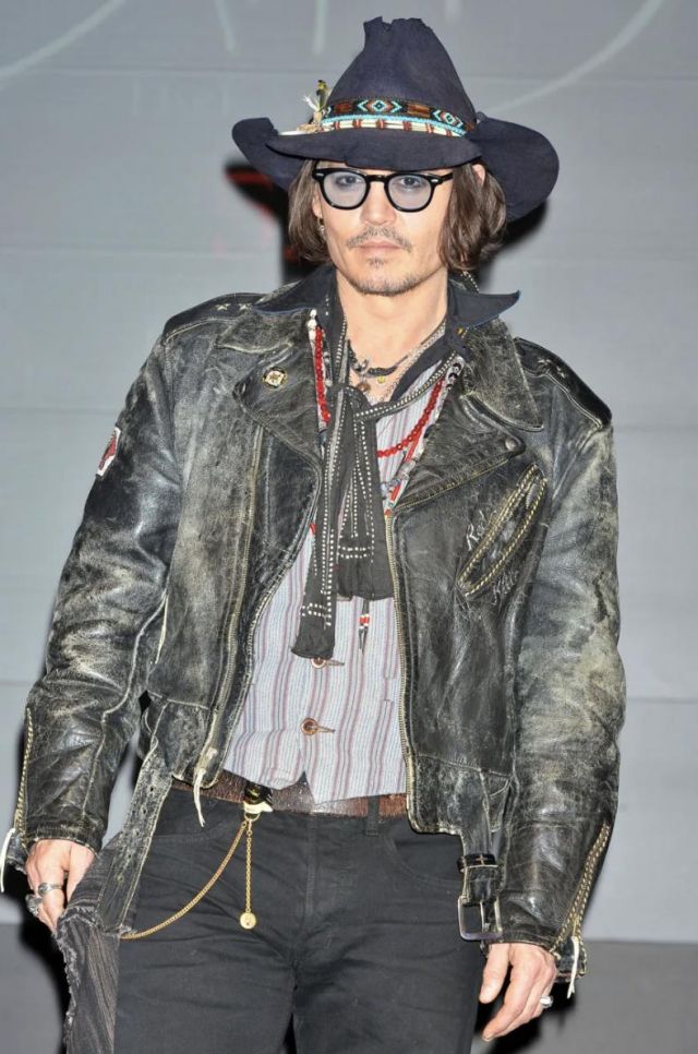 Veste en cuir vieilli portée par Johnny Depp pour une séance photo