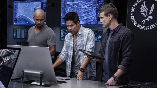 Reloj negro usado por Victor Tan (David Lim) como se ve en los atuendos del programa de televisión S.W.A.T. (Temporada 5 Episodio 9)