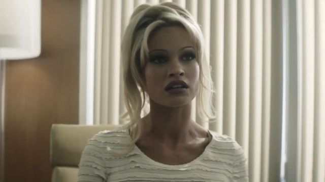 Pull blanc porté par Pamela Anderson (Lily James) comme on le voit dans la garde-robe de la série télévisée Pam &amp; Tommy (Saison 1)