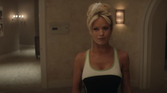 Traje deportivo usado por Pamela Anderson (Lily James) como se ve en el programa de televisión Pam & Tommy (Temporada 1)