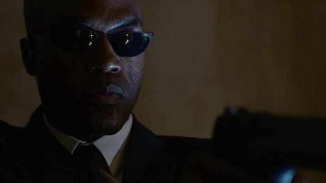 Les lunettes de soleil portées par Morpheus / Agent Smith (Yahya Abdul-Mateen II) comme on le voit dans le film Matrix Resurrections