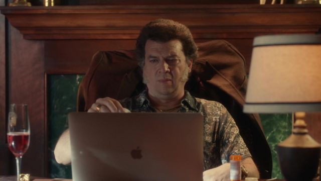 Camisa impresa usada por Jesse Gemstone (Danny McBride) como se ve en el programa de televisión The Righteous Gemstones (Temporada 2 Episodio 1)