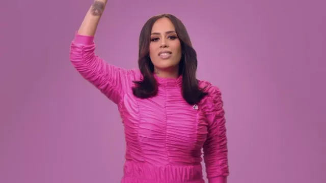 La robe rose portée par Amel Bent dans le clip OÙ JE VAIS avec Camélia Jordana et Vitaa