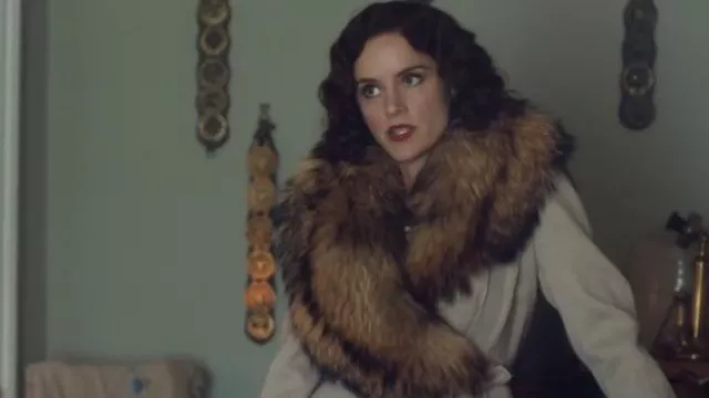 Le manteau de fourrure porté par Ada Shelby (Sophie Rundle) dans la série Peaky Blinders (Saison 4 Episode 1)