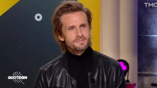 Le blouson en cuir noir porté par Philippe Lacheau dans l'émission Quotidien