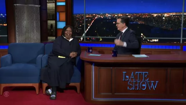 Zapatos usados por Whoopi Goldberg como se ve en The Late Show with Stephen Colbert el 1 de febrero de 2022