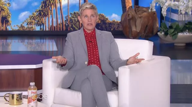 Chemise rouge à pois portée par Ellen DeGeneres comme on le voit dans Le Ellen DeGeneres Show du 1er février 2022
