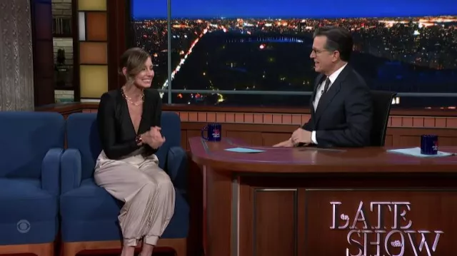 Pantalones de seda usados por Faith Hill como se ve en The Late Show with Stephen Colbert en febrero de 2022