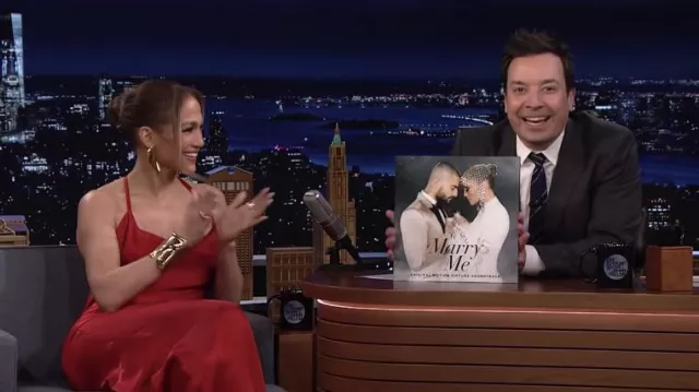 Bracelet en or porté par Jennifer Lopez comme on le voit dans The Tonight Show Starring Jimmy Fallon le 4 février 2022