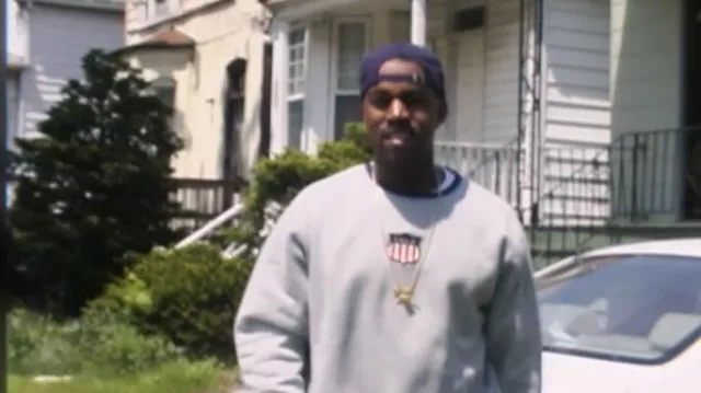 Sudadera gris usada por Kanye West como se ve en jeen-yuhs: A Trilogy Documentary | Spotern